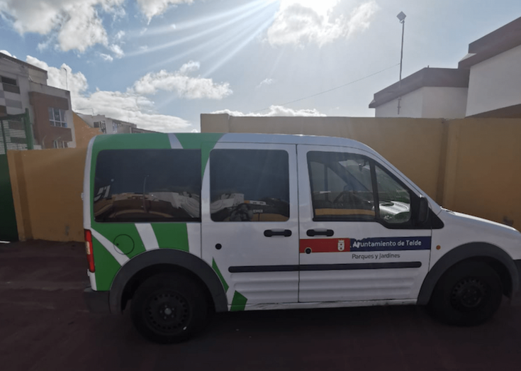 Vehículo de Parques y Jardines en el colegio/TA.